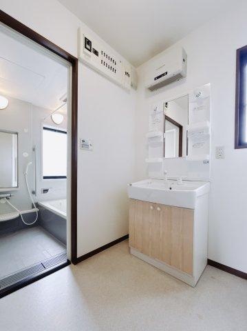 ■洗面室｜大きな鏡で朝の身支度もラクラク♪窓があるので換気の際も楽ちんです♪