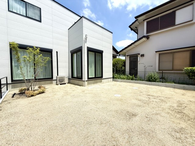 陽当たりの良い、「広々とした南向きのお庭スペース。