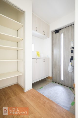 【玄関】ゆったりと明るい玄関がご家族や来客をお出迎え。収納もたっぷりついており、ご家族の靴の収納にも困りません。