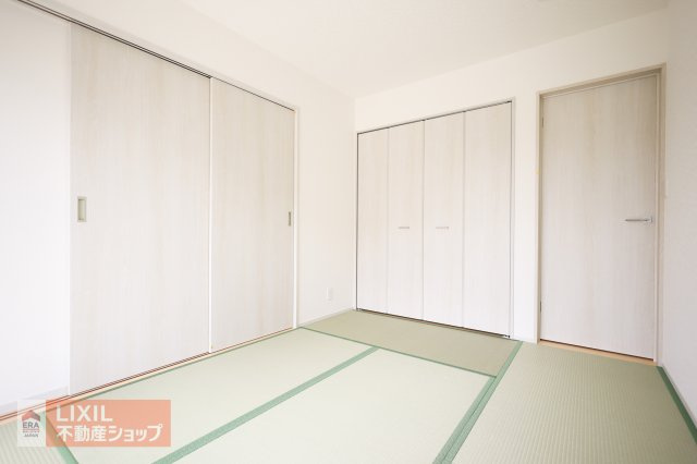 【和室】現地完成写真。ゆったりくつろぎスペース。お子様の遊び場としても重宝しますね♪収納も付いておりお布団やおもちゃをしまっておけます。