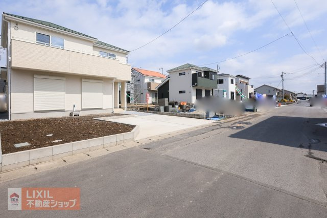 【前面道路】現地完成写真。前面道路は6mで道の広さも十分確保されており駐車も楽々です。