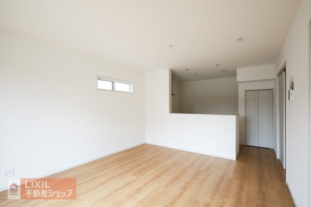 【リビングダイニング】家族団らんの空間は大きい窓で明るく風通しの良い快適な空間となっています。