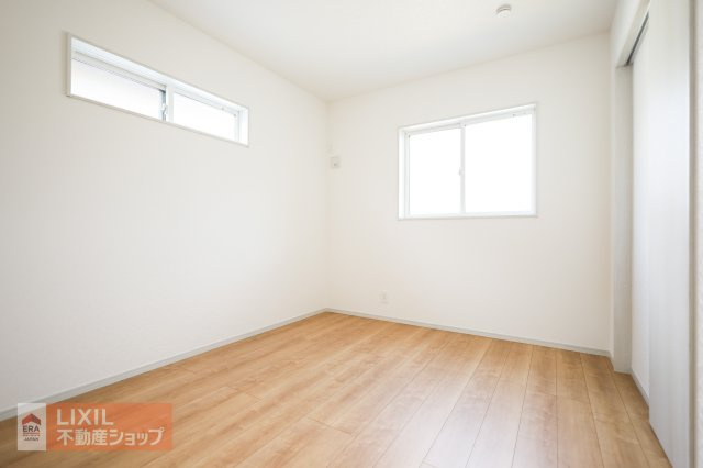 【子供部屋】2階6帖の洋室は子供部屋にいかがでしょうか。収納も付いており衣類や学用品もスッキリ片づけられます。