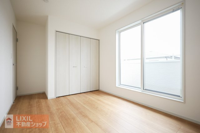 【寝室】2階6.5帖の寝室。南向きで明るいお部屋となっており、ダブルベッドも置けるのでご夫婦の寝室にピッタリです。バルコニーにもそのまま出れるので布団干しも楽々です。