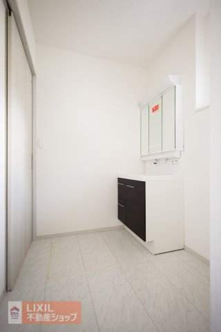 【脱衣所】現地完成写真。洗面脱衣所はゆったりとしたスペースで使いやすく、光取り、換気用の小窓が付いています。