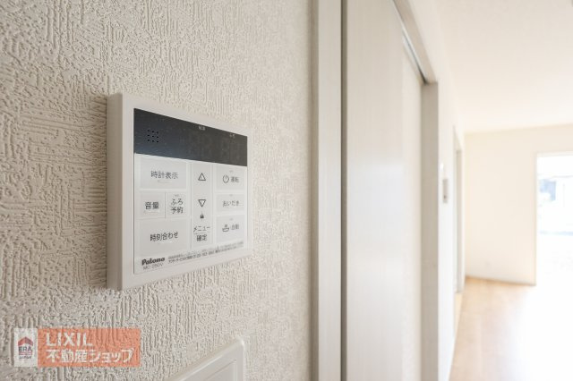 【温水設備】現地完成写真。シンプルなデザインにすることで操作もわかりやすい給湯スイッチ付きで温度調整もラクラクです。