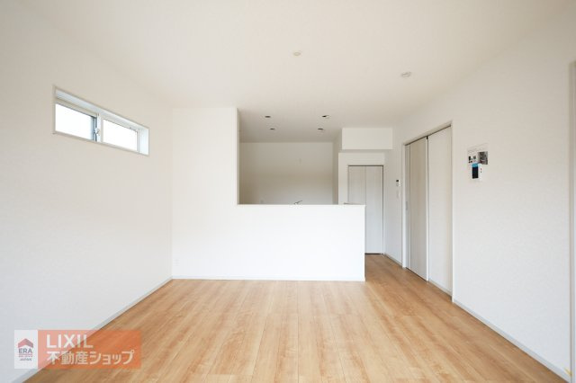 【ダイニング】現地完成写真。家族でくつろげるダイニングです。対面式キッチンでお食事の準備をしながらご家族との会話を楽しめます。
