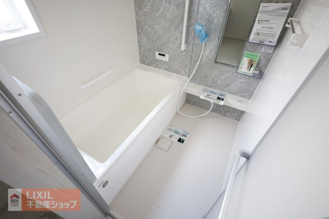 【浴室】現地完成写真。一坪風呂でお子様と一緒でもゆったりと寛げます。浴室暖房乾燥機もついており雨の日のお洗濯物を干すことができます。