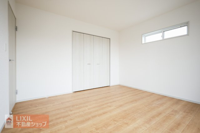 【洋室】2階8帖の洋室は南向きで日当たり、風通しもよく心地よい自分だけの空間に。バルコニーへ直接行けます。
