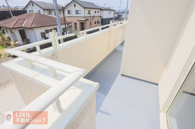 【バルコニー】南向きのワイドバルコニーは日当たりが良く、お布団や洗濯物がたくさん干せます。2つのお部屋から出入りできるのでお布団を干すのに便利です。