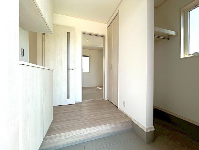 【久喜市菖蒲町菖蒲　9号棟◆玄関】南向き玄関のため日当たりがよく、明るい玄関です