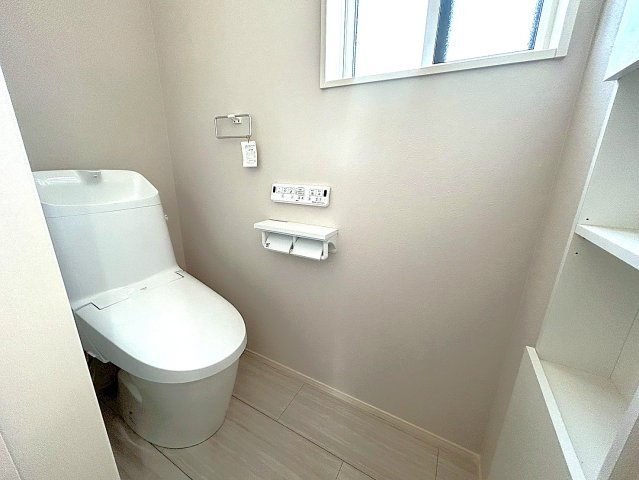 【久喜市菖蒲町菖蒲　9号棟◆2階トイレ】埋め込み式収納つきで清掃用品などを隠してしまうことができます！