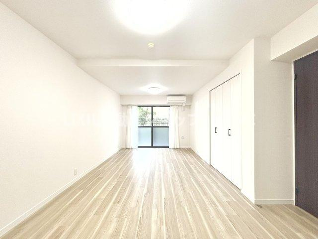 窓からの日差しがリビングの隅々までしっかりと届きます。