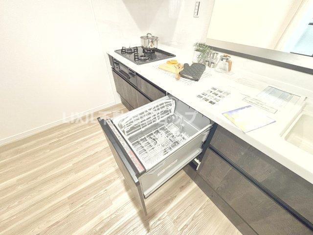 食器洗乾燥機付きで家族の食器もピカピカ。忙しい奥様には欠かせないアイテムのひとつ！！