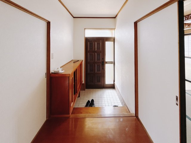 ■玄関｜毎日の「いってらっしゃい」や「お帰りなさい」を大切なご家族と過ごす玄関は〈使いやすさ〉を追求しております。玄関横の物入は急な来客時でもさっとお片付けできるスペースを確保しています。