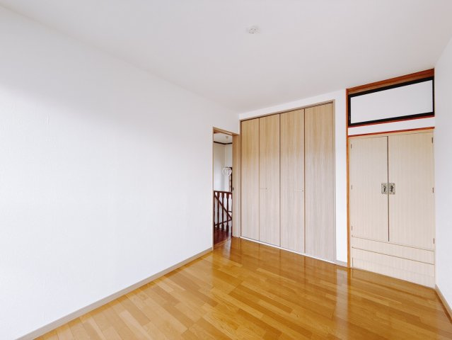 ■洋室｜お子様の一人部屋にピッタリな洋室。木のぬくもりを感じるフローリングは、天然木の味わいが時とともに深みを増していきます。また、傷にも強く、フリーワックスでお手入れもラクラクです♪