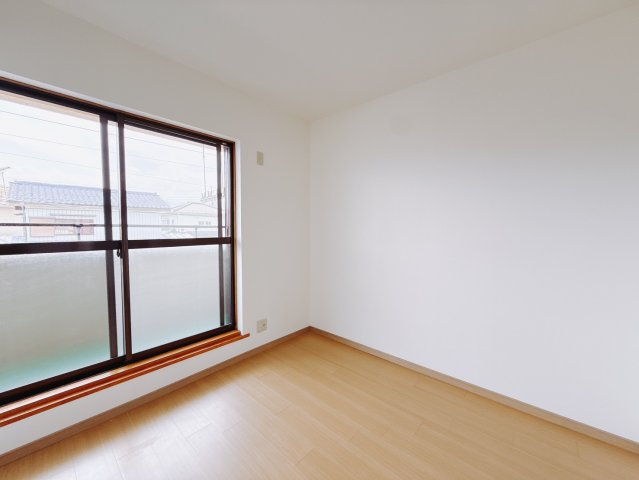 ■洋室｜2階洋室には大きな窓をご用意しています。日中はあたたかな日差し差し込み自分時間も充実できますね＾＾