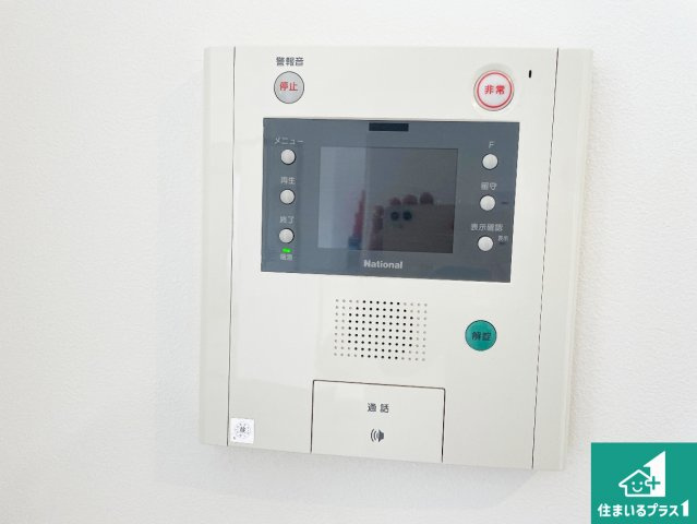 モニターインターホン！声だけでなく来訪者の姿や顔がモニターで確認できるので、小さなお子様がいらっしゃるご家庭でも安心できます！