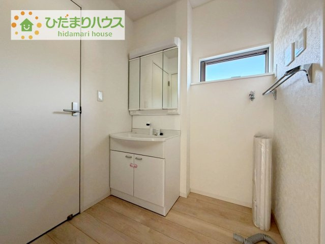 三面鏡の大きな鏡は憧れます(^^♪　鏡の後ろは収納となっていて、細かいものでも収納できるのでスッキリと整理できます！