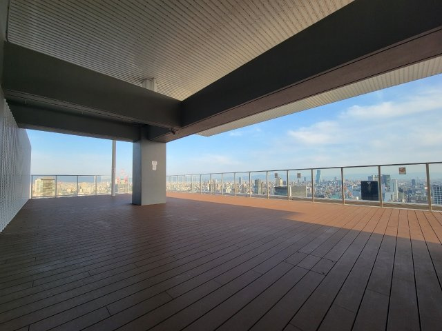 【スカイビューテラス】都心リゾートを感じる天空の舞台！この上ない浮遊感をご堪能いただけます。