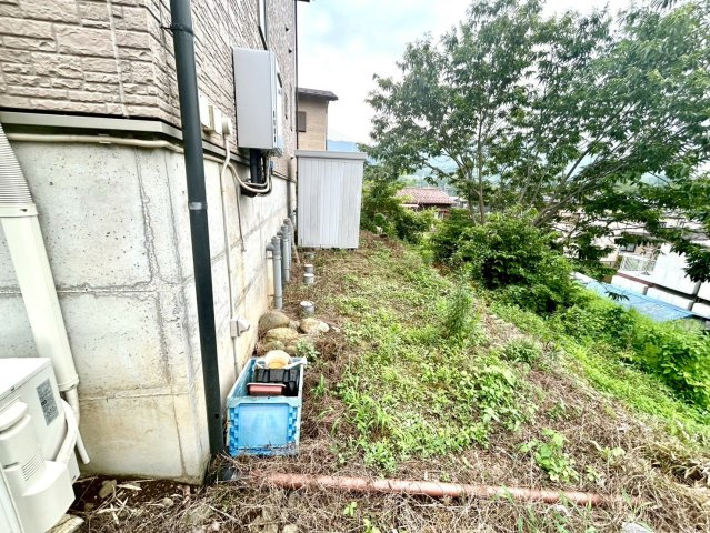 庭があることでガーデニングや家庭菜園はもちろん、こどもの遊び場やペットを放して遊ぶことができます。また、家の周囲に余裕があるということです。隣地との間があれば、十分な日当たりと、風通しが確保できます。