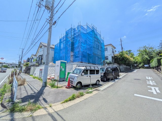 ～北西5ｍ・北東側13ｍ道路に面しています～
