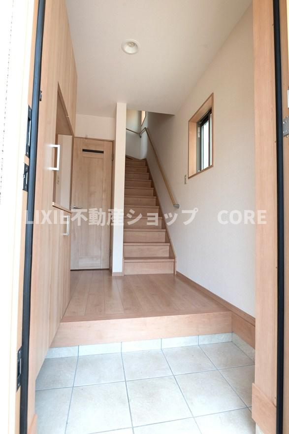 玄関ホールがスッキリ広々としていると帰る時も出ていく時も気持ちが良いものです！