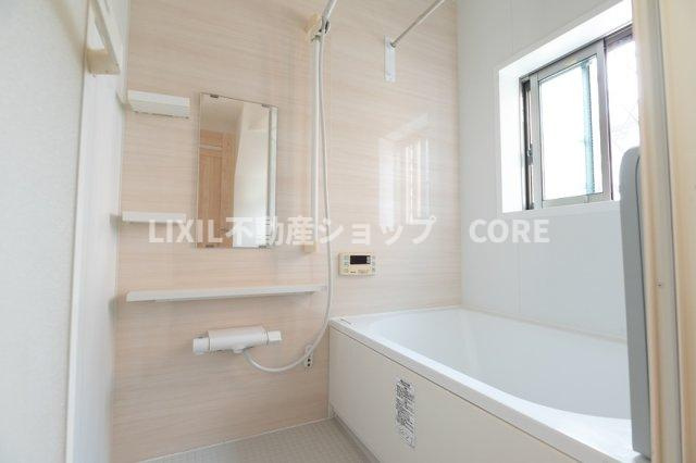 浴室には、気持ちの良い光と爽やかな風をたっぷりと取りこめる開閉式の窓も設置しています。