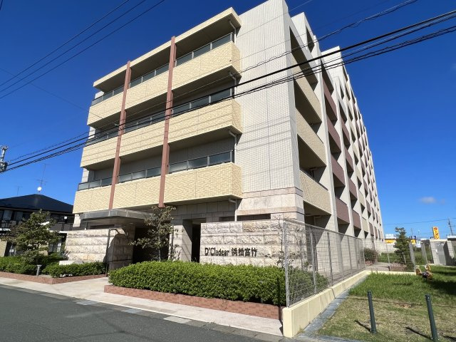 閑静な住宅街に建つ物件です。