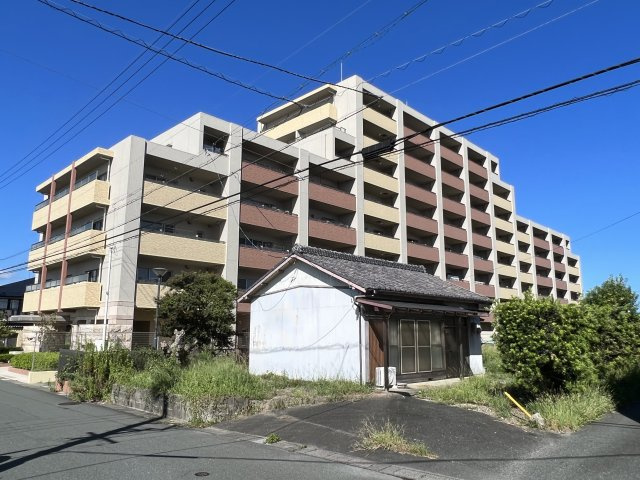 別角度から外観を撮影してみました。陽当たりの良い物件です☆