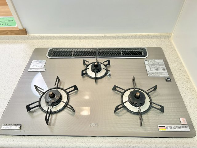 コンロは3口です。一度に沢山のお料理が作れて、家族の笑顔が増えますね♪