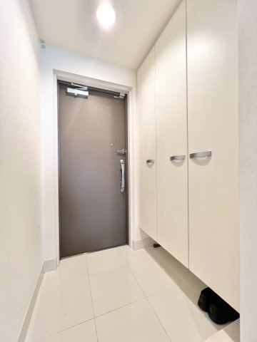 白を基調とした玄関。大きなシューズクロークもあり、いつでも玄関をスッキリとさせられます。
