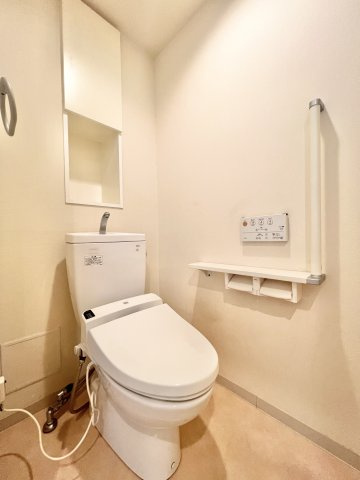 トイレになります。背面上部にちょっとした収納棚があり便利ですね。