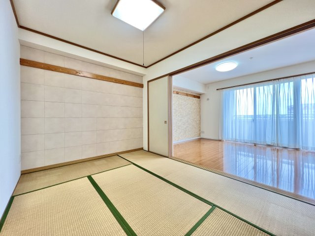 約5.9帖の和室になります。来客用のお部屋としても活用していただけます。押入も備わっております。