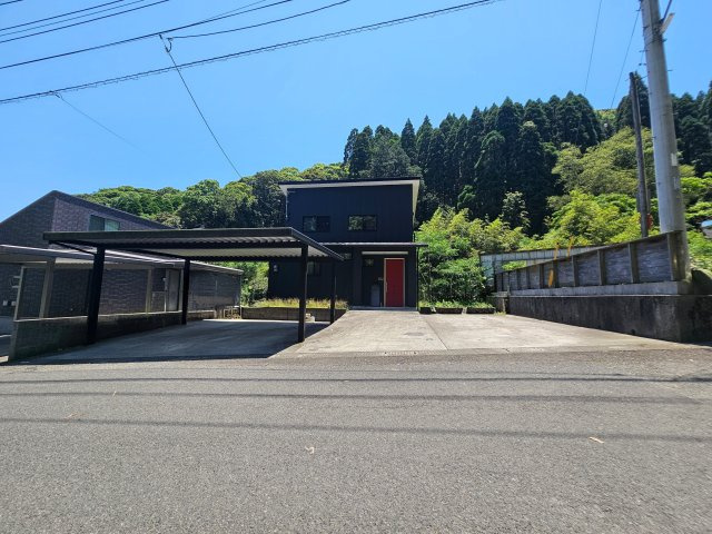 4台駐車可能です！二台分カーポートあります！