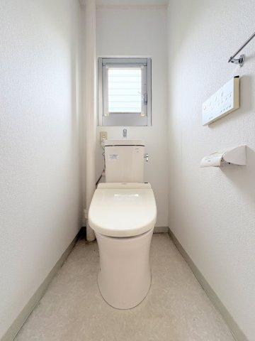 ◆清潔感のある白を基調とした落ち着ける空間。小窓をもうけていますので、こもりやすい空気の入れ替えも簡単に行えますね！