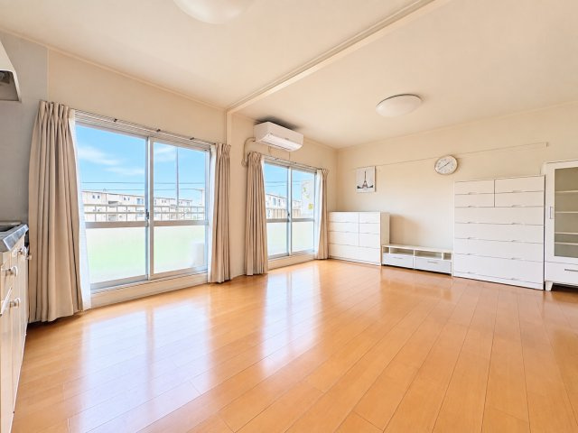 ◆リビングは一日中太陽の光が射し込みます。家族が集まる空間は、自然と笑顔が溢れます！写真は加工しております。