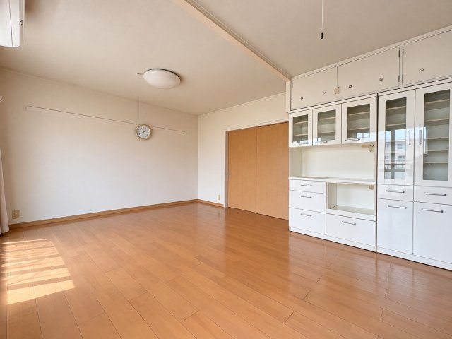 ◆広々としたリビング・ダイニングは、シックでモダンな内装。落ち着いた雰囲気に包まれて、伸びやかな空間のなかで、ゆったりと家族団らんのひとときを過ごせます。