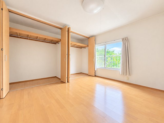 気持ちの良い風が室内へ入り込む居室。家具を配置しても広々ご利用いただけます！！写真は加工しております。