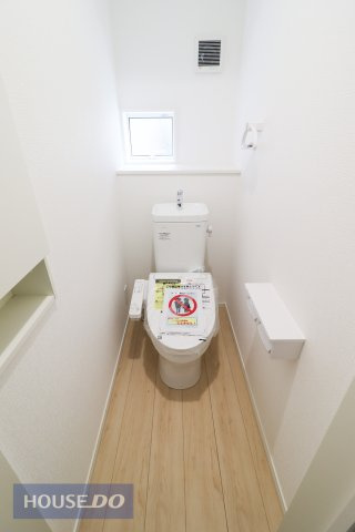 【トイレ】温水洗浄暖房便座付き。窓付きのトイレスペース。換気環境も良好です。