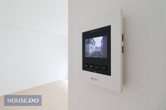 【TVインターホン】カラーTVインターホン。カラーの録画機能付きで、不在時の来訪者も確認可能。防犯上はもちろん、お届け物などの把握にも便利！