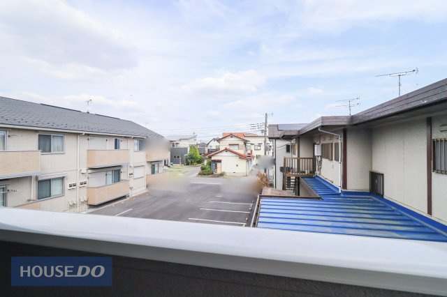【建物からの眺望】バルコニーからの景色。十分な間隔が確保されております。