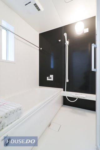 【浴室】1日の疲れた体を癒せるシステムバス。足を伸ばしてリラックス♪一坪風呂でお子様と一緒でもゆったりと寛げます。浴室乾燥機付きで雨の日の洗濯おまかせ♪