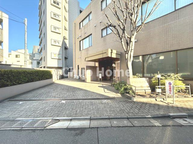 【エントランス】マンションのエントランスは、その物件の印象を決める、顔とも言える場所です。毎日通る場所ですからきれいなのが一番です。