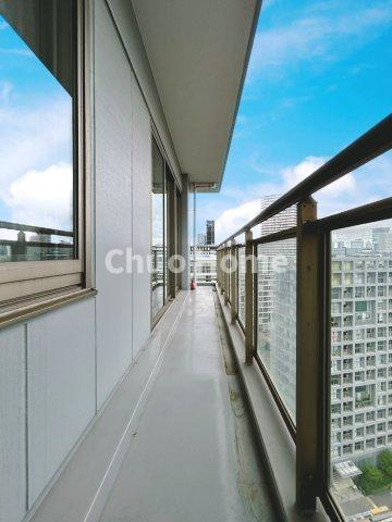 バルコニーはリビングを含め、各お部屋に面していますので大変明るく開放感があります