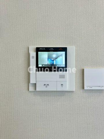 【モニターホン】誰が来たかすぐにわかるカラーモニター付きインターホン。通話ボタンを押すまでは室内の音は漏れていませんので相手を確かめてから応対できます。