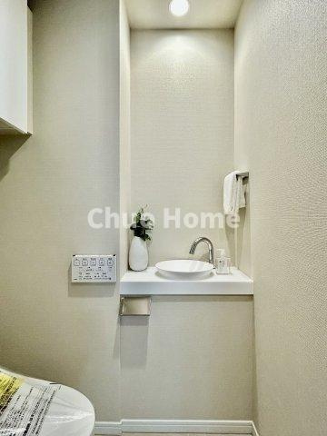 【ウォシュレット】清潔に使いたいお手洗いには最適な設備です。もちろんウォームレットも標準装備です。