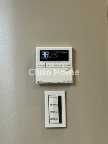 【給湯リモコン】外での一日を忘れさせてくれるオートバス機能でお好みの湯量・温度に調整された浴槽。