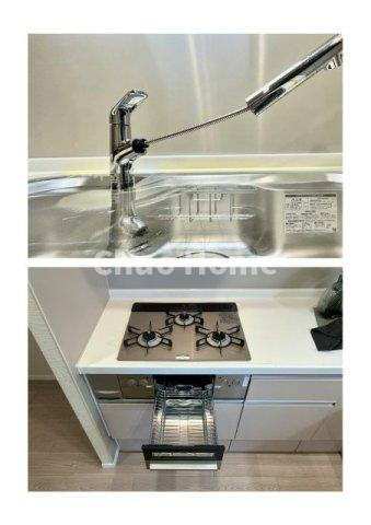 【キッチン水栓】キッチン水栓はシャワーヘッドが伸びますのでシンクの隅々まで届きます。【三ツ口コンロ】奥様に好評な三ツ口コンロと魚焼きグリルです。