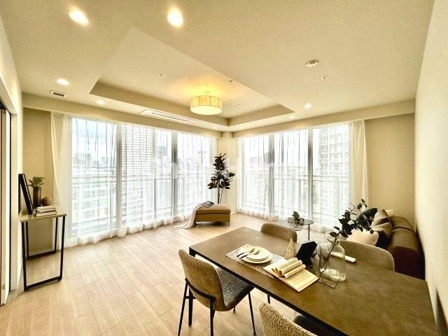 【リビングダイニング】一日の中で多くの時間を過すことになるリビングダイニングだからこそ、いつも穏やかな空間であることが必然。爽やかな通風と採光を存分に感じる事が出来る空間です。